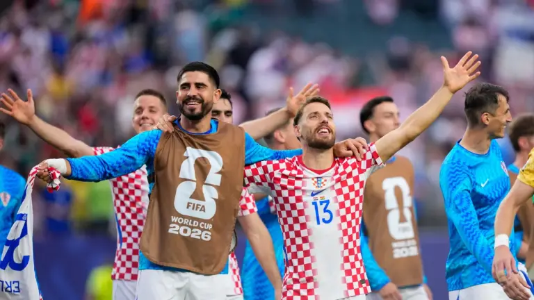 Nikola Vlasic hits late winner as Croatia beat Ghana 2-1 to qualify