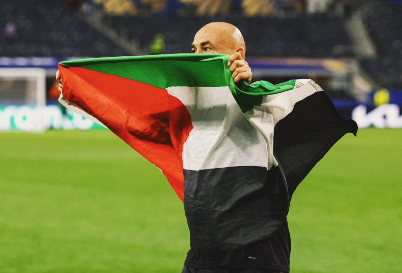 Egypt coach celebrates Victory with Palestinian flag