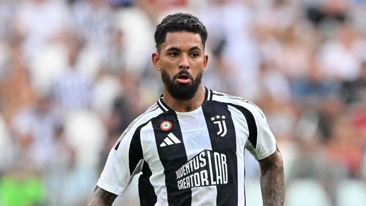 Douglas Luiz prioritises Old Trafford move amid Juventus exit rumours