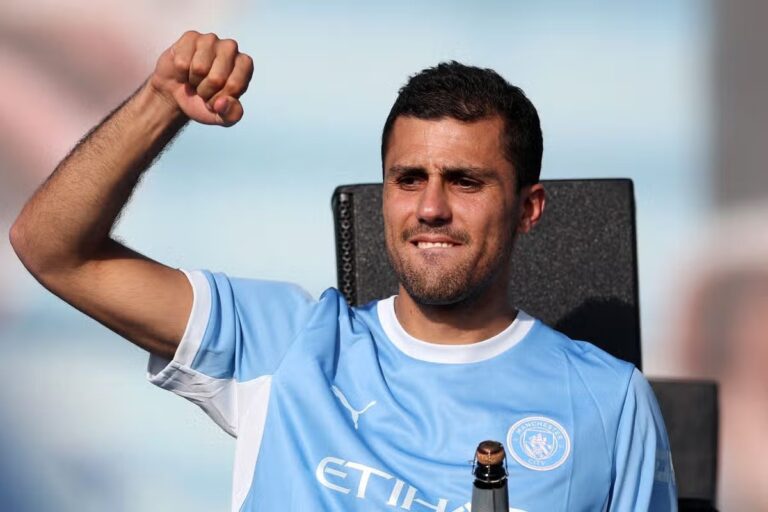 Man City reject £38.5m Barcelona bid for Rodri 