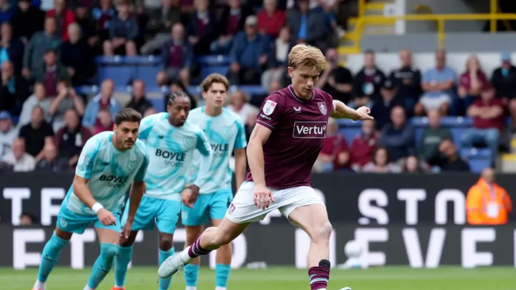 Burnley 2-2 West Ham: Flemming's late double denies Hammers opening-day win at Turf Moor