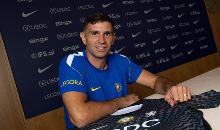 Official: Chelsea Sign Emiliano Martinez from Aston Villa